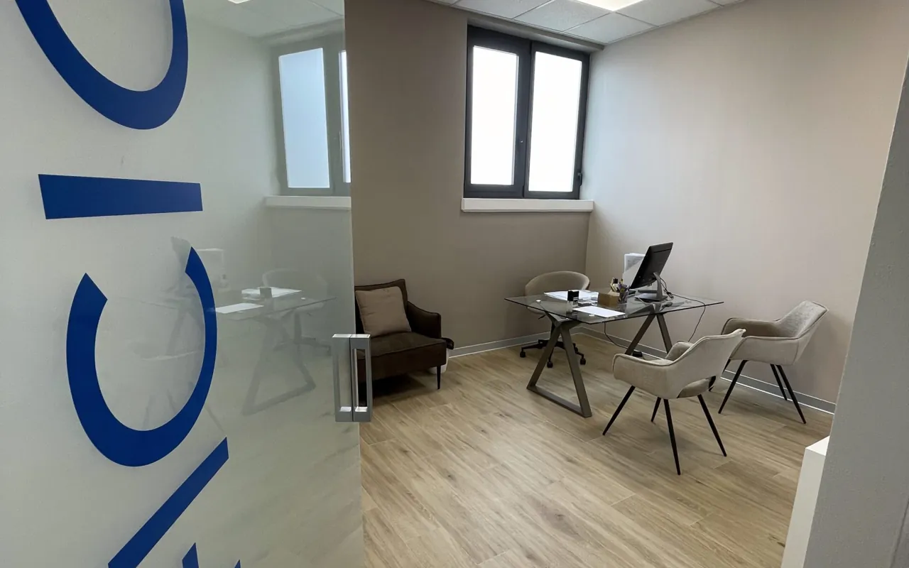 La scrivania dell'ufficio dello studio di Via Carducci a Ghezzano, dove si spiega il preventivo