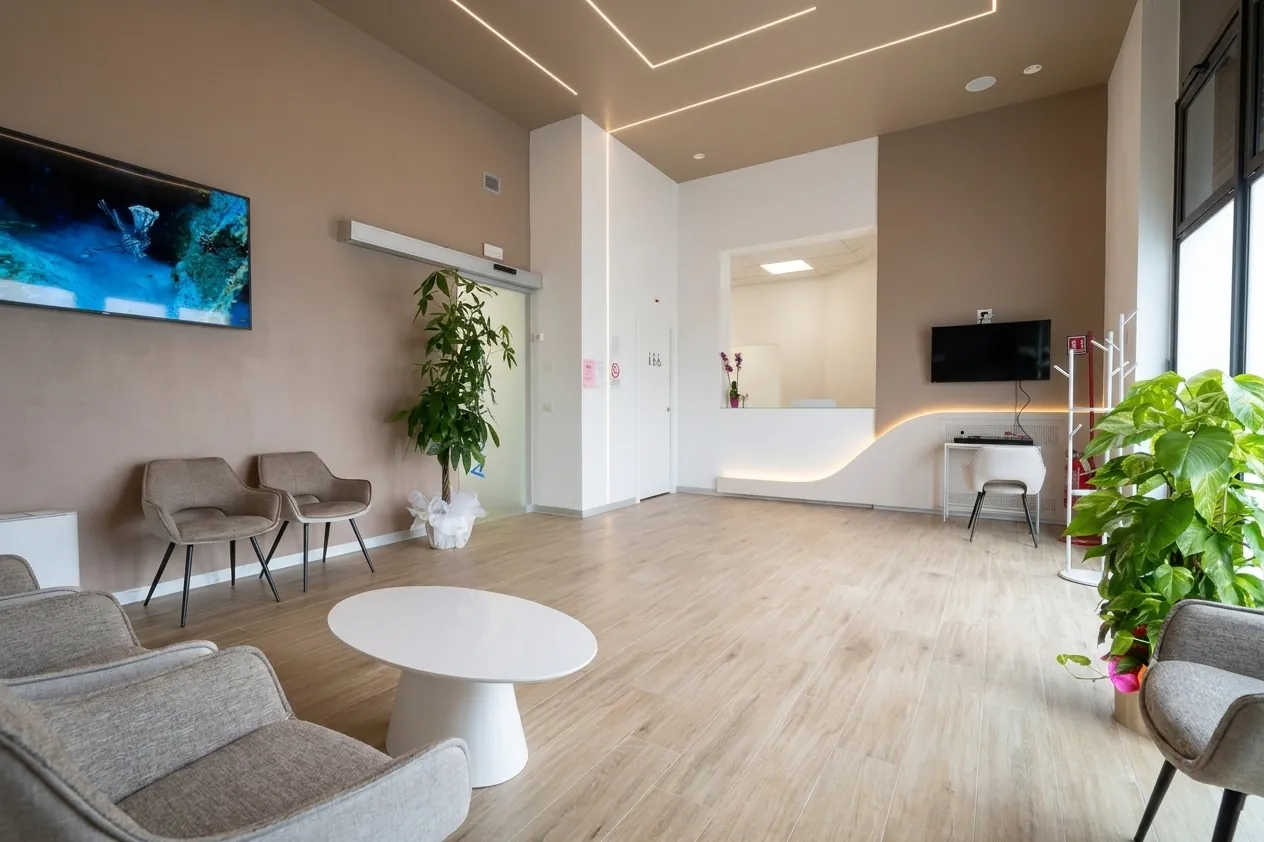 Le poltrone della sala d'attesa dello studio dentistico di Ghezzano, Pisa