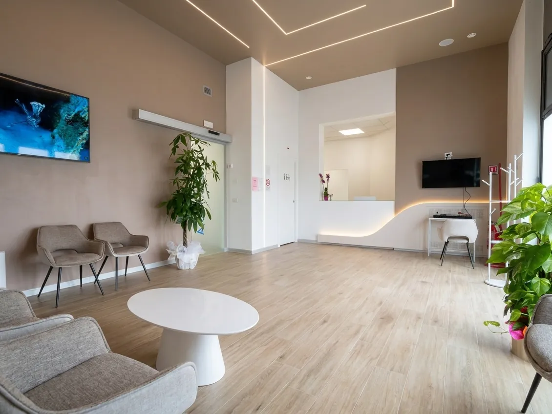 Le poltrone della sala d'attesa dello studio dentistico di Ghezzano, Pisa