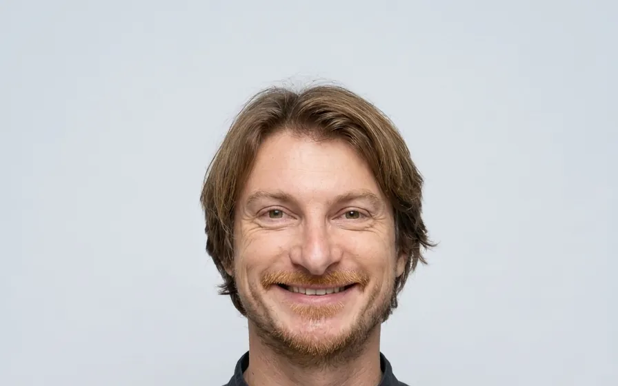 Il Dott. Edoardo Palla, direttore sanitario dello studio dentistico di Via Carducci a Ghezzano, Pisa, mentre spiega un impianto dentale in titanio