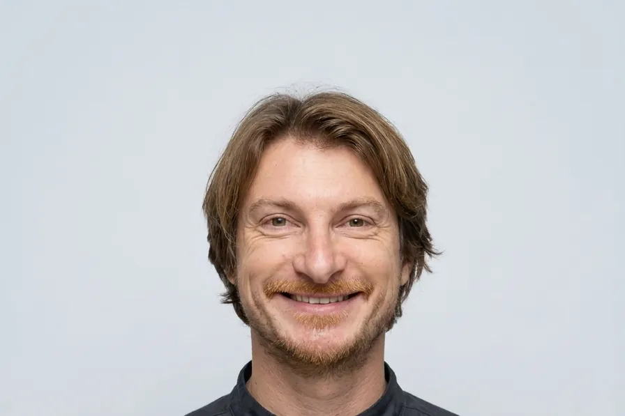Il Dott. Edoardo Palla, direttore sanitario dello studio dentistico di Via Carducci a Ghezzano, Pisa