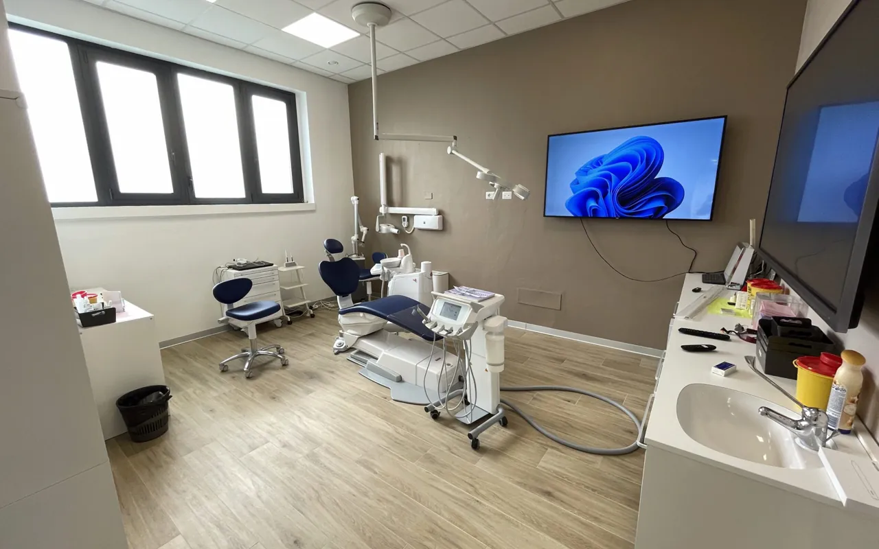 Una sala operativa dello studio dentistico di Ghezzano, Pisa, con riunito e monitor