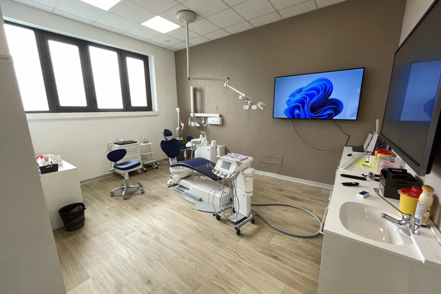 Una sala operativa dello studio dentistico di Ghezzano, Pisa, con riunito e monitor