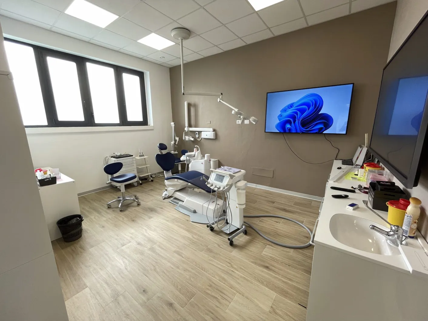 Una sala operativa dello studio dentistico di Ghezzano, Pisa, con riunito e monitor