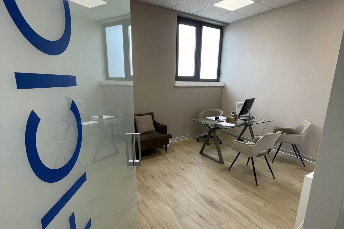 La scrivania dell'ufficio dello studio di Via Carducci a Ghezzano, dove si spiega il preventivo