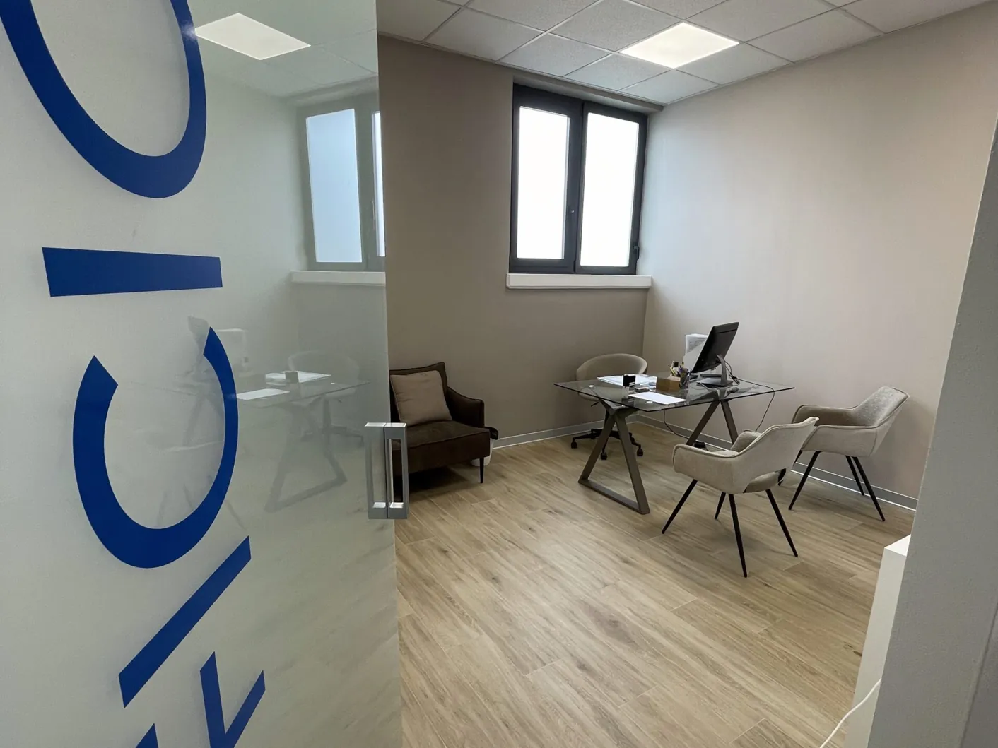 La scrivania dell'ufficio dello studio di Via Carducci a Ghezzano, dove si spiega il preventivo