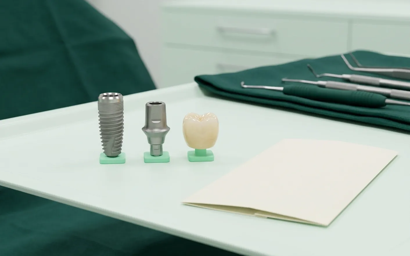 Render clinico del costo dell'impianto: vite, moncone e corona su tre sostegni, col preventivo accanto
