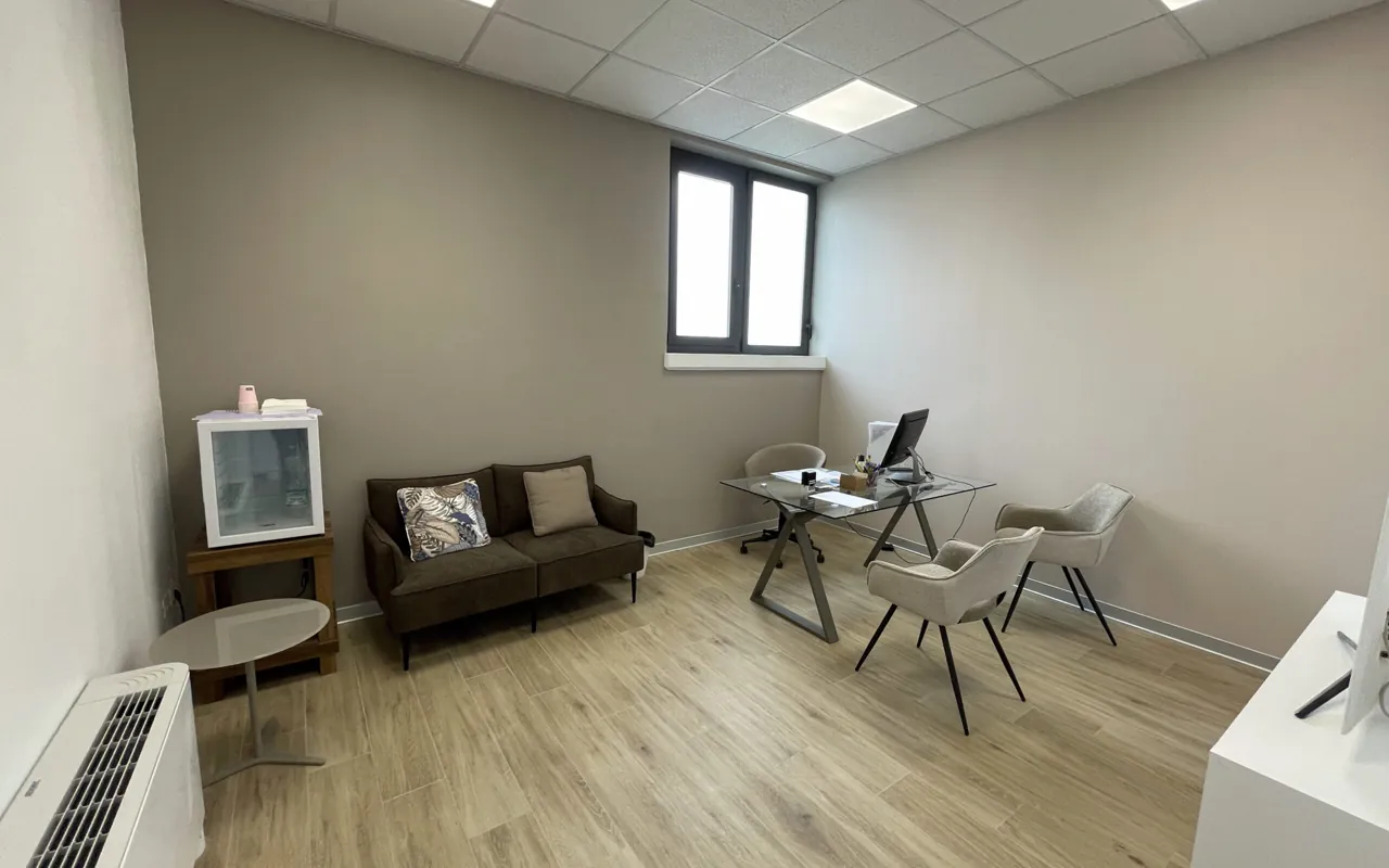 L'ufficio dello studio dentistico di Ghezzano dove si legge il piano di cura